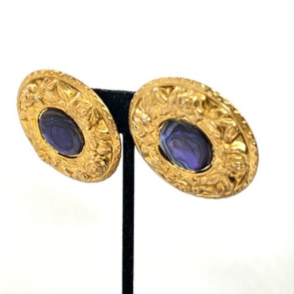 VINTAGE BUTLER ORNATE GOLD TONE LARGE DISC FLORAL EARRINGS PURPLE RESIN ROUND - Picture 5 of 15